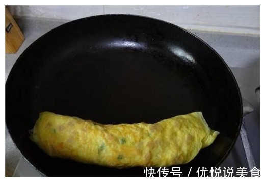 3个鸡蛋2勺牛奶,等于5分钟搞定的营养早餐,味道不比饼差