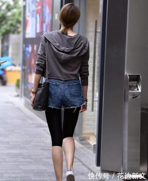街拍|街拍小姐姐一件修身的小衫搭配一款短裤,很显青春活力的气息