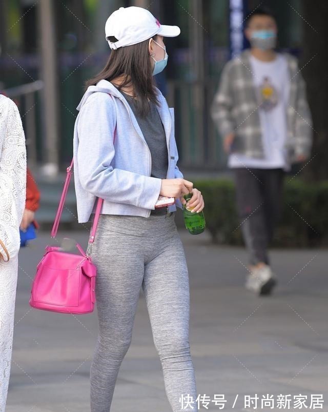 宽松 白色短款上衣搭配灰色紧身打底裤，良好的修饰效果，很显高挑苗条！