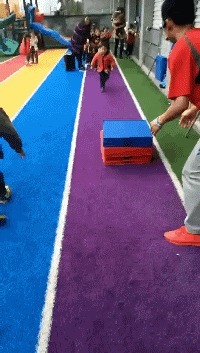 |搞笑GIF:护士小姐姐,快去工作吧,你还没下班呢,这么就玩起来了,这样不好