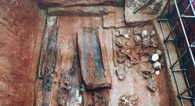 海昏侯五号墓中发现四件青铜器,青铜虎脚下有轮子,这是怎么回事