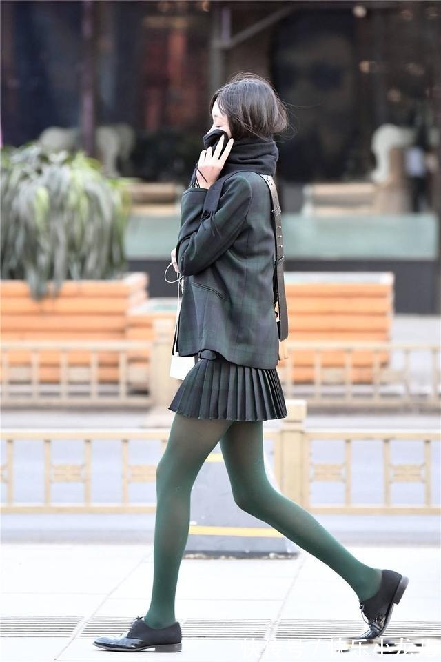 身材高挑 墨绿色棉袜搭配黑色百褶裙,骨感身材的美女,更会秀身材