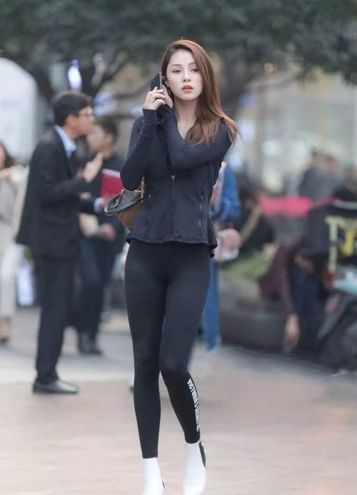 瑜伽裤|眼睛印花帽衫瑜伽裤 ，穿黑色裙子尽显时尚，性感身材太吸睛