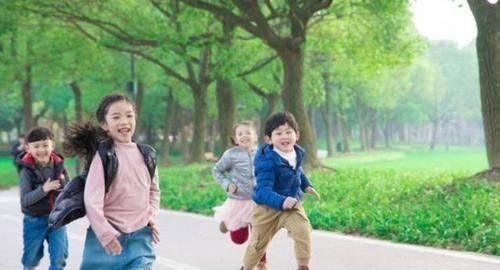 身高|“你家孩子身高达标吗?”对比2020年儿童身高表,高矮一目了然
