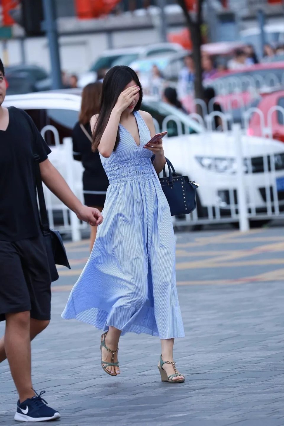 蓝色连衣裙,雾远没有散尽,给你支一小舟