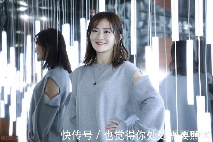 谢娜|谢娜进央视主持一期就被换掉,官方只给12字评价,网友直呼“看不懂”