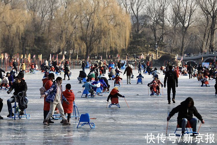 冰雪运动|新闻8点见丨北京多家公园冰场元旦开放，市民感受冰雪运动乐趣