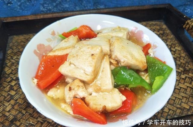 1块豆腐，2个青椒，简单烹饪，出锅豆腐软糯入味，天越冷越爱吃！