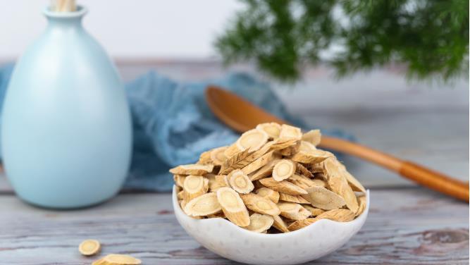 身体免疫力|黄芪和它“天生一对”，搭配泡水喝，血管通畅，肝肾可能感激涕零