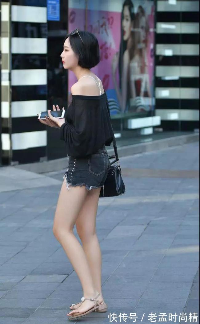 穿搭 气质短发小姐姐一字漏肩装大秀锁骨,流苏牛仔短裤美的冒泡
