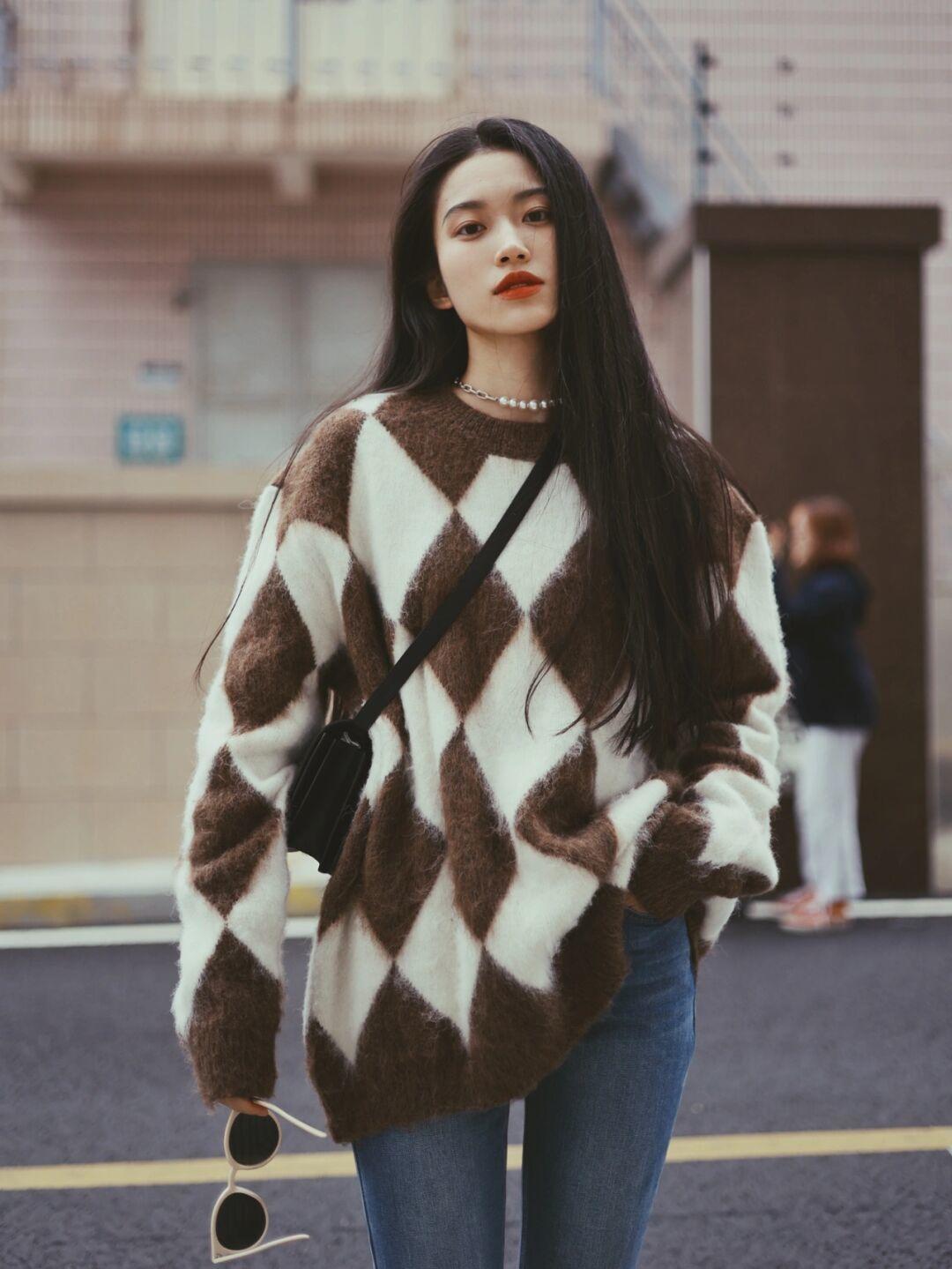 气质 女人会打扮才最优雅,试试“毛衣”的搭配,简约舒适显气质