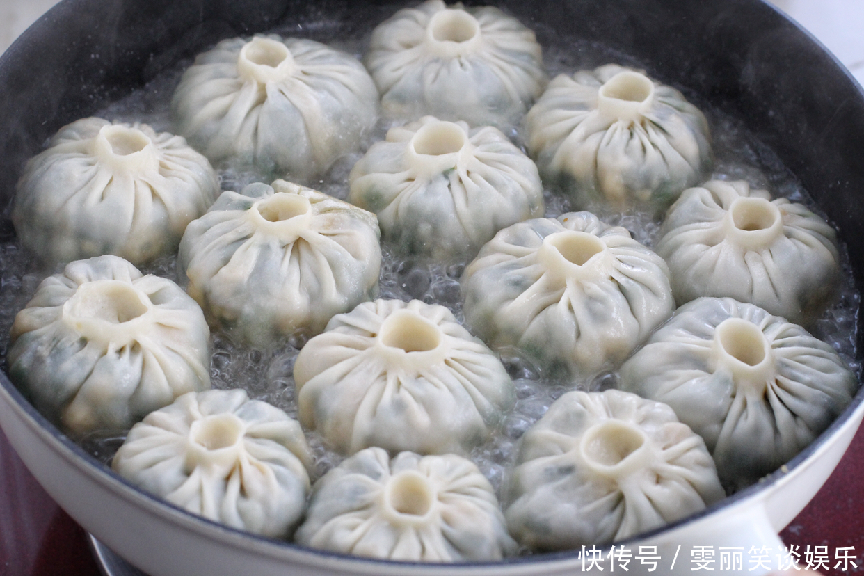 鲜美|想吃包子又不爱揉面，教你一招，半小时就出锅，皮薄如纸倍儿鲜美