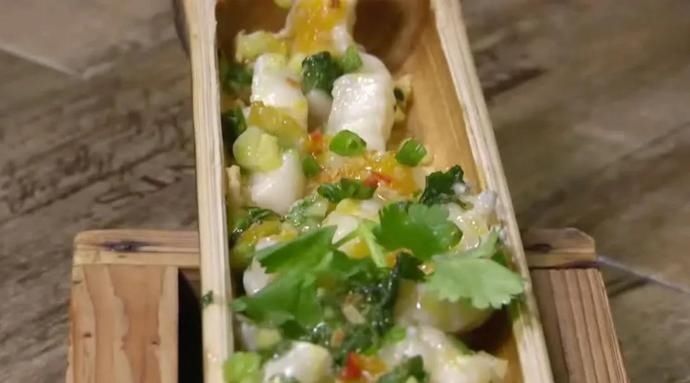 美食｜几位主持人齐齐抬竹子，难道要改行做木工？