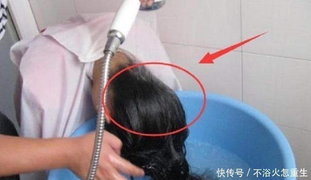 脱发|女人洗头时,别刚打湿就抹洗发水,怪不得脱发还油得快!