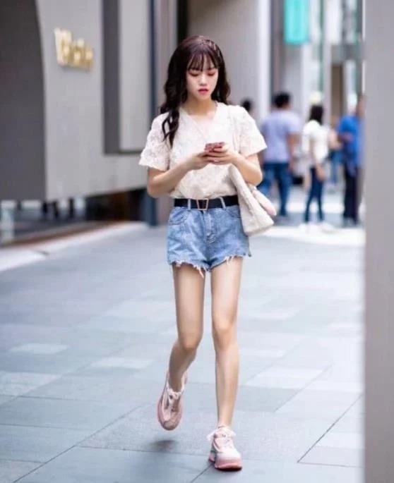 时尚|气质高雅的时尚小姐姐,比较经典的黑白搭配,给人一种美丽优雅的感觉