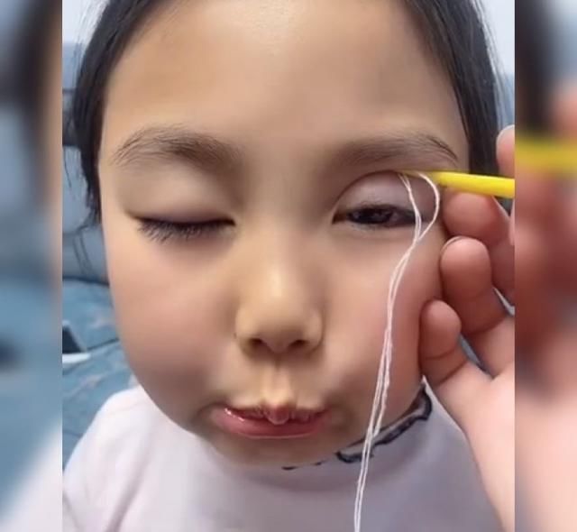 眼睛|妈妈给萌娃画双眼皮,演示眼睛变大的全过程,网友堪称美妆博主