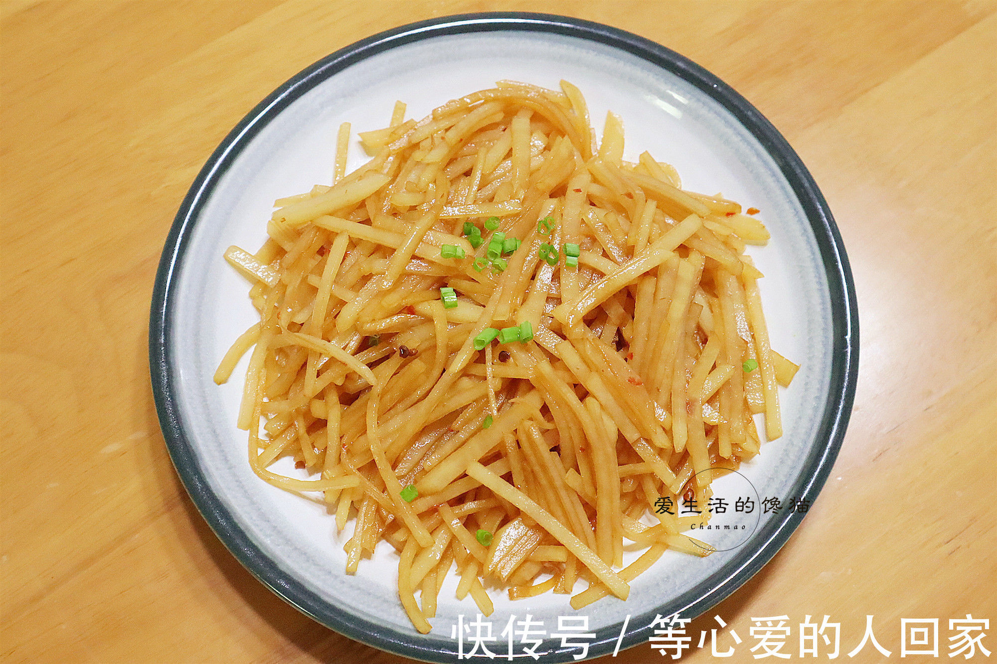 母子三人的午餐，在朋友圈走红了，网友：喷香的家常菜，满满母爱