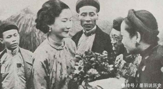 国王对她一见倾心,力排众议娶她为妻,晚年却老死不相往来