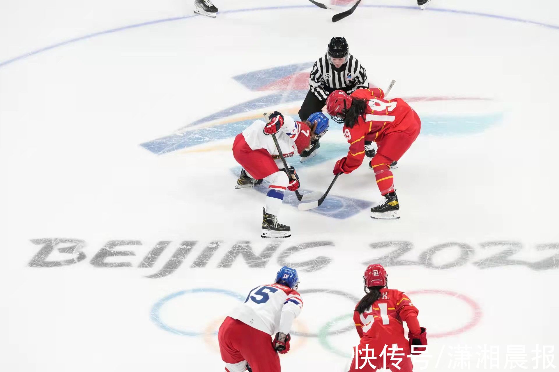 冰球队|中国女子冰球队不畏强敌首战憾负