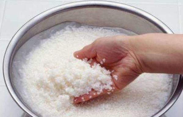 家庭养花，慎用淘米水，掌握正确方法才能远离土壤结块的负面影响