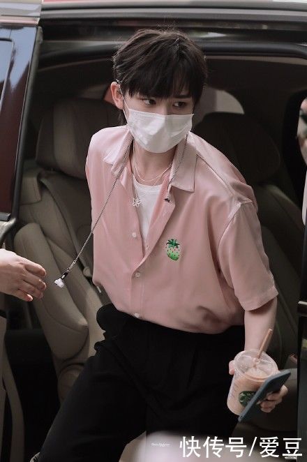 我们粉|210621 丁程鑫《快乐大本营》上班饭拍出炉 才不是小枣糕,我们粉着呢