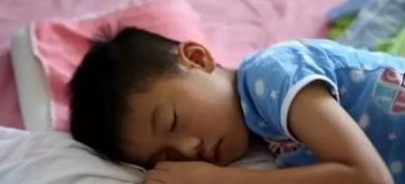 奶奶|妈妈带娃孩子不长个,奶奶带娃身高猛涨,医生:都是午睡惹的祸