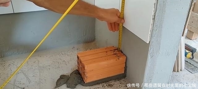 瓦工|瓦工给橱柜加了一层底座,完工后太实用,邻居看了都想重做