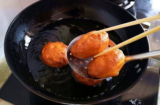 1碗面粉4个鸡蛋，不用烤箱，教你用平底锅做面包，比蛋糕还好吃