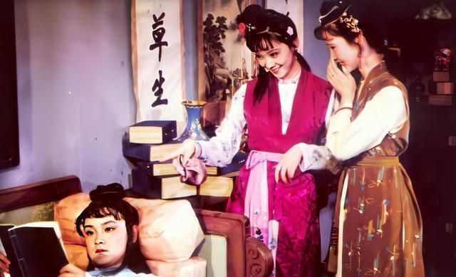 贾府@晴雯病得奄奄一息,贾宝玉为啥不替她请大夫?曹雪芹:真相很残忍