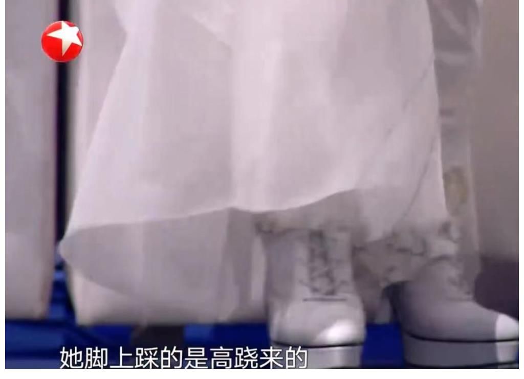 戴佩妮穿恨天高表演,薛之谦调侃她踩高跷,喊话拿出鞋垫让他闭嘴