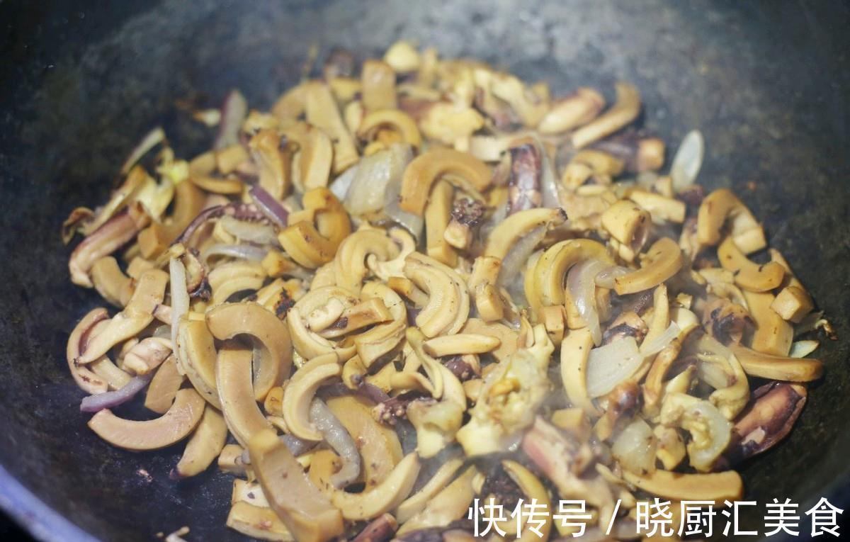 高压锅|鱿鱼和五花肉搭配做成汤，鲜美滋补又好喝，做一锅，全家都能喝