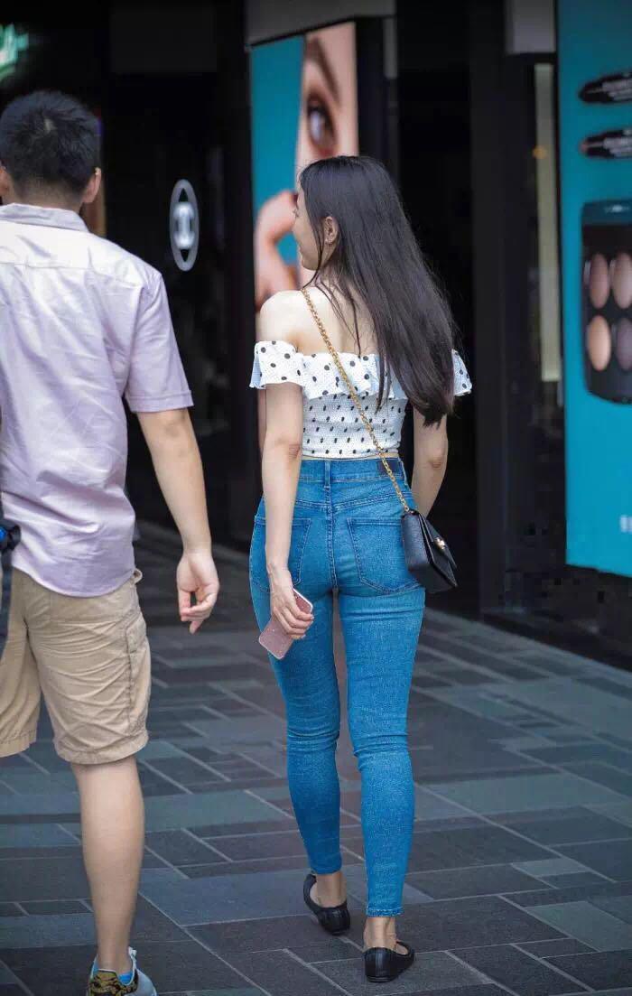 街拍小姐姐颜值不算高,一字肩牛仔裤穿搭也很迷人