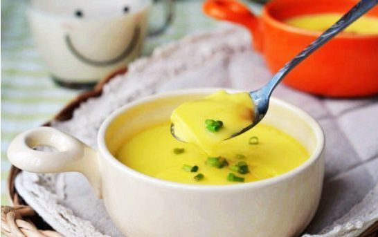 蒸鸡蛋羹加冷水还是温水许多人第一步就错了,难怪鸡蛋不嫩不滑