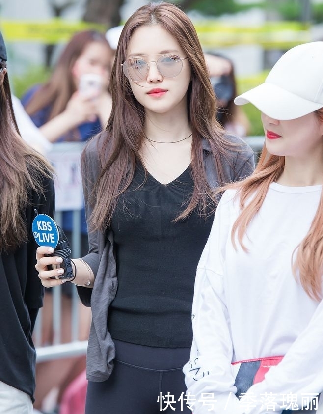 丰盈|丰盈身姿的打底裤小妹妹,展露出女性别样的魅力,更加的美丽动人