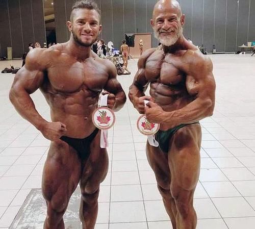 健美界|小伙子健身10多年,与56岁父亲一起站上健美舞台,实力不相上下!