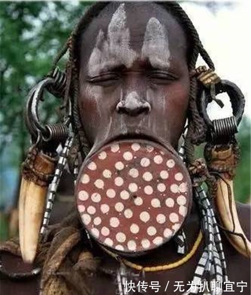 非洲!非洲一神秘部落,女孩10岁开始切嘴唇装盘子,盘子越大越好看