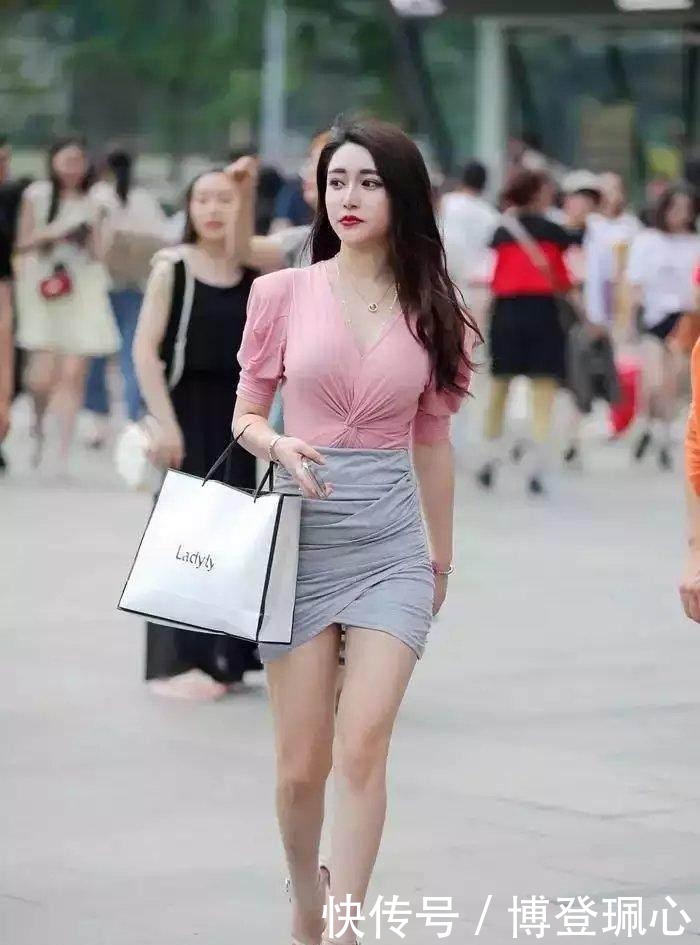 美艳姑娘灰色背心搭配白色短裤,这帽子太可爱了吧?