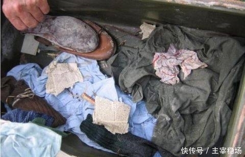 小伙和爷爷给果园松土,挖出一个铁箱子,里面的东西竟完好无损