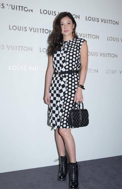 我被乐基儿饱满身材迷住了!卷发造型配无袖波点连衣裙,高贵优雅