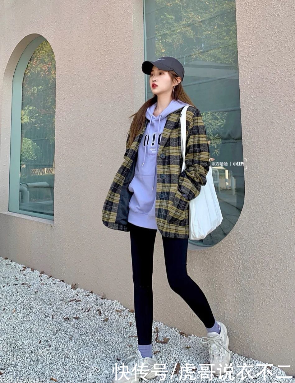 冬季不知选什么“内搭”？简约的连帽卫衣，才是“百搭神器”