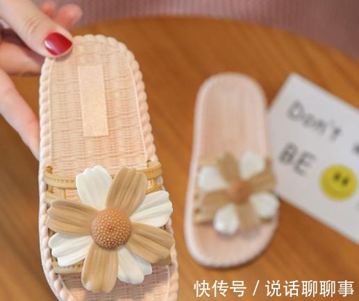 创可贴 凉鞋沾水后会变得很滑,我们应该怎么办!