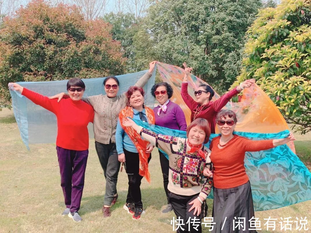 简约感|中国大妈挥舞的丝巾,被时髦精裹身上当衣服穿,完全不一样的味道