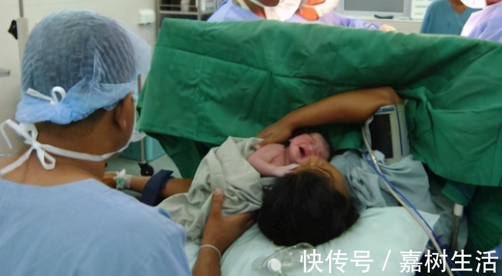 直播|国外产妇直播生娃,不走寻常路用手拽出来,网友:不愧是战斗民族