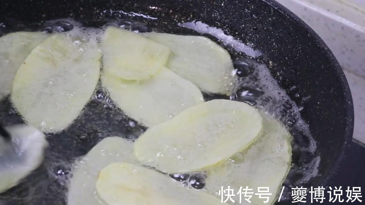 自制薯片|土豆不再炒着吃了,教你1个新吃法,又香又脆,好吃过瘾