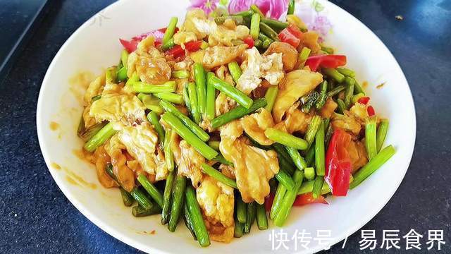 蒜苔不光能炒肉，还可以和鸡蛋一起炒，清脆爽口好吃又营养