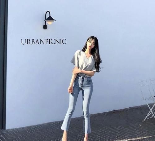 简单紧身牛仔裤,彰显美女文雅温情,精致又有女人味