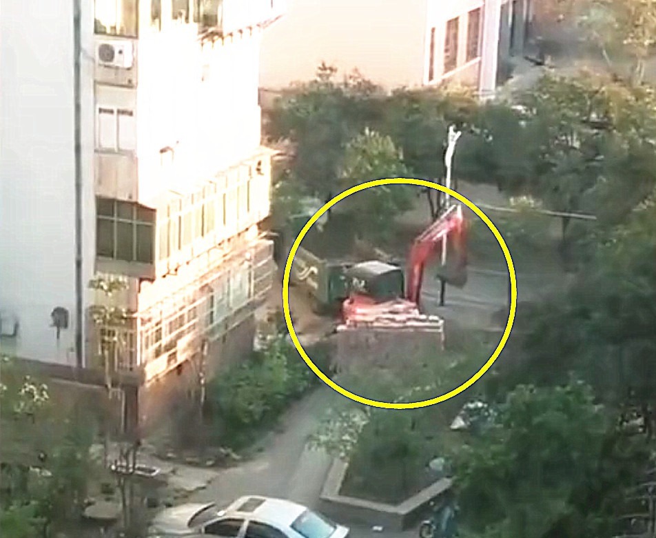 施工队|小儿子坐阳台一上午了,喊他吃饭都不吃,妈妈走近一看,直接笑喷