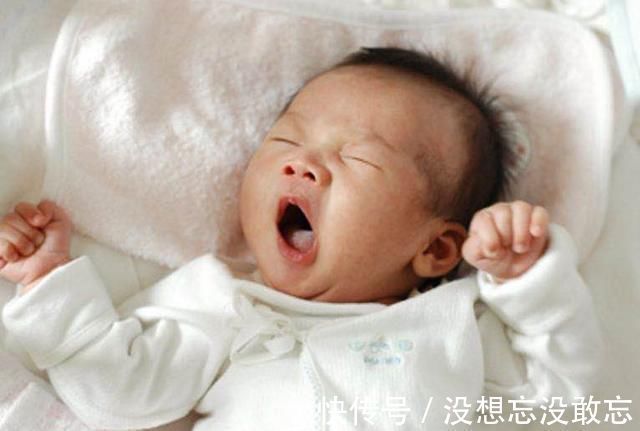 朋友圈|朋友圈晒孩子伸懒腰萌照,二胎妈妈评论了一句话,没想到救了娃