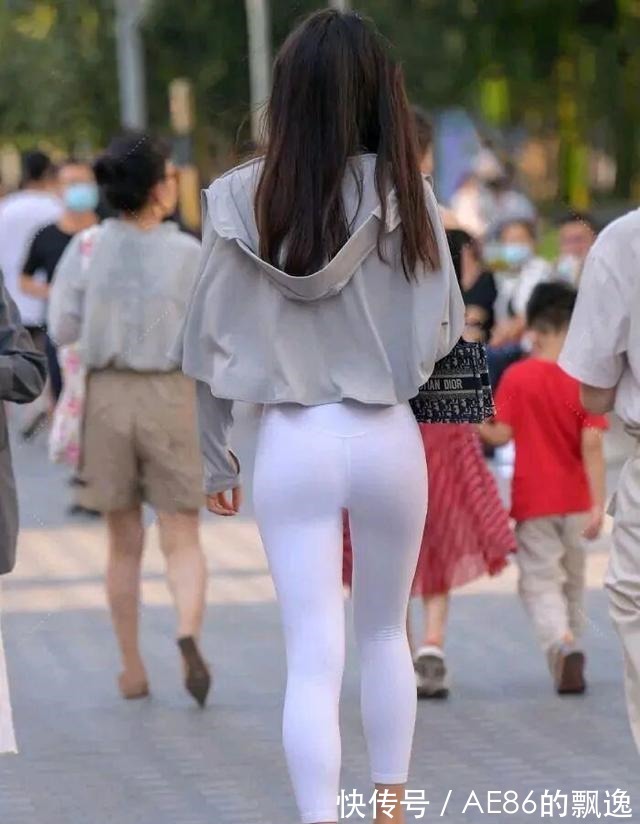 搭配 打底裤的搭配时尚新颖,美得别致有气质,随性又自在!