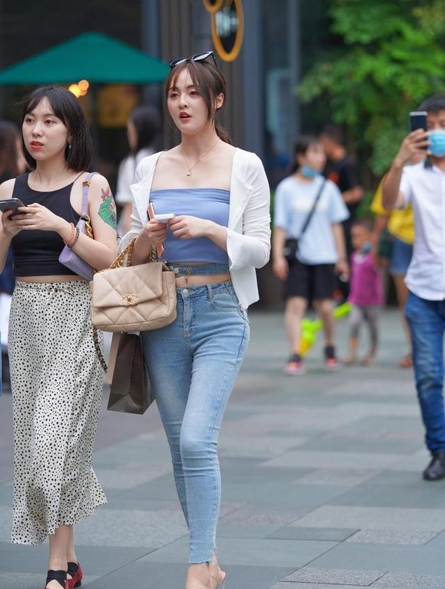 墨蓝 墨蓝小吊带外搭纯洁小开衫，搭配低腰小脚牛仔裤，休闲而不失时尚！